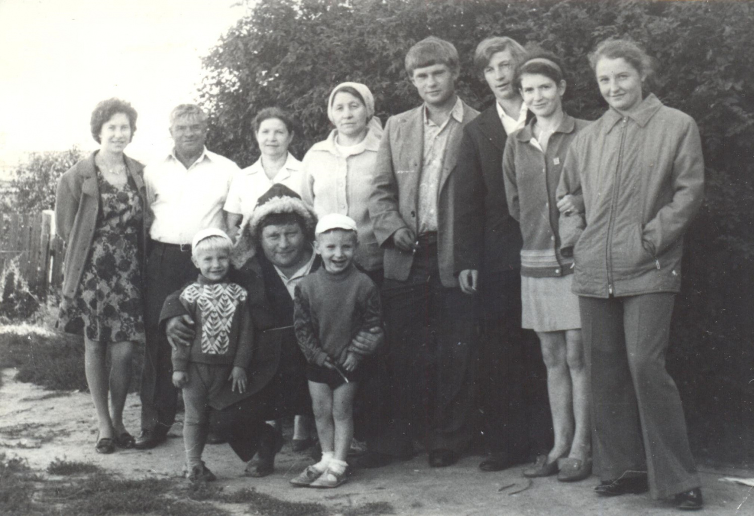 Блескина Наталья Ивановна с семьей (третья слева). 1970-1980 годы.jpg