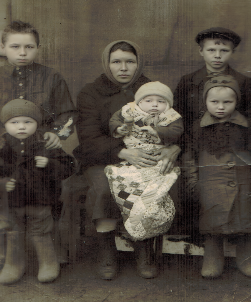 Панова Екатерина Ивановна с детьми. 1940-1950-е годы_restored.jpeg