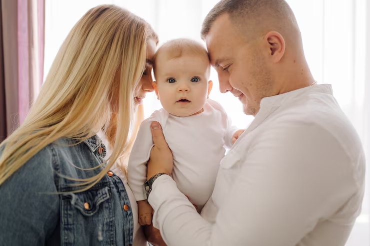 portrait-young-family_1328-3816.jpg