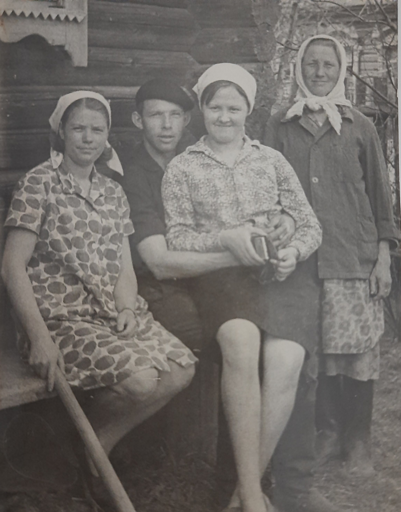 Степанова Е.А., 1-я справа, со снохой и сыном и дочерью 70 г..jpg