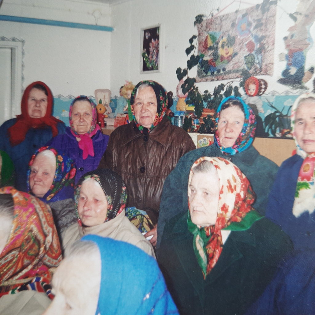 Бородулина Александра Дмитриевна (стоит третья слева). 2005 год.jpg