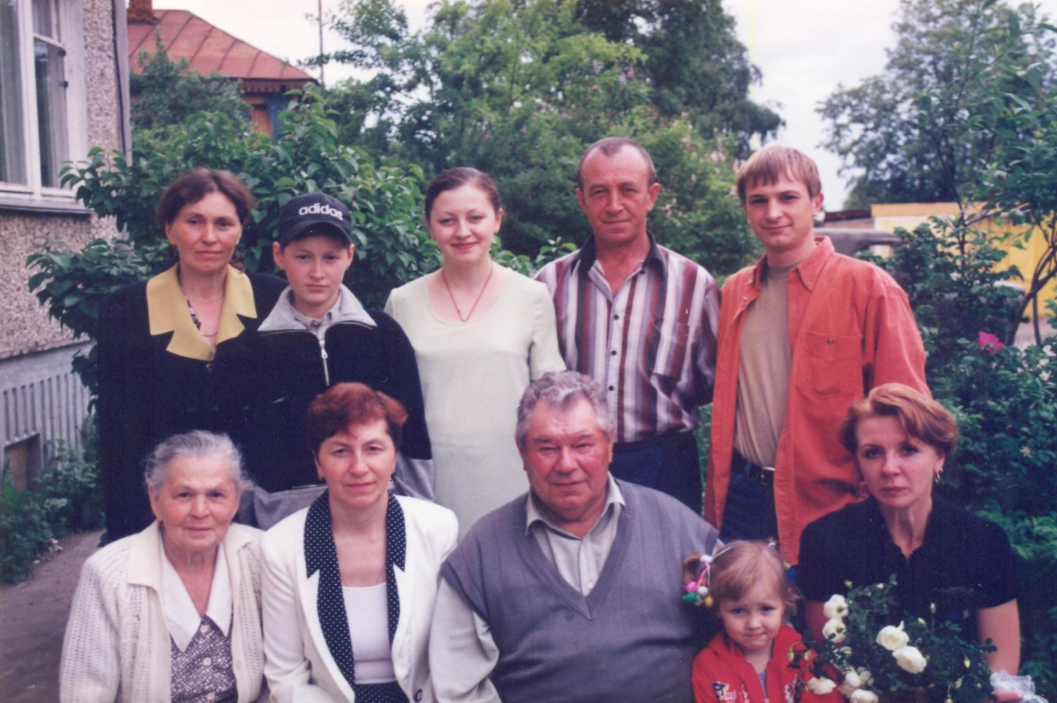 Борис Федорович (нижний ряд третий слева) и Нина Константиновна (нижний ряд первая слева) Бадейкины с семьей. 2000-е годы.jpg