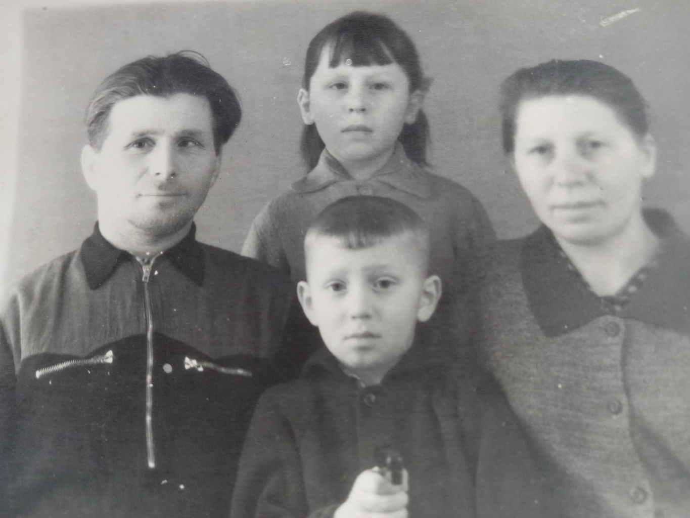 Лев Константинович с супругой Александрой Николаевной, с дочерью Галей и сыном Сашей. 70-ые годы.jpg
