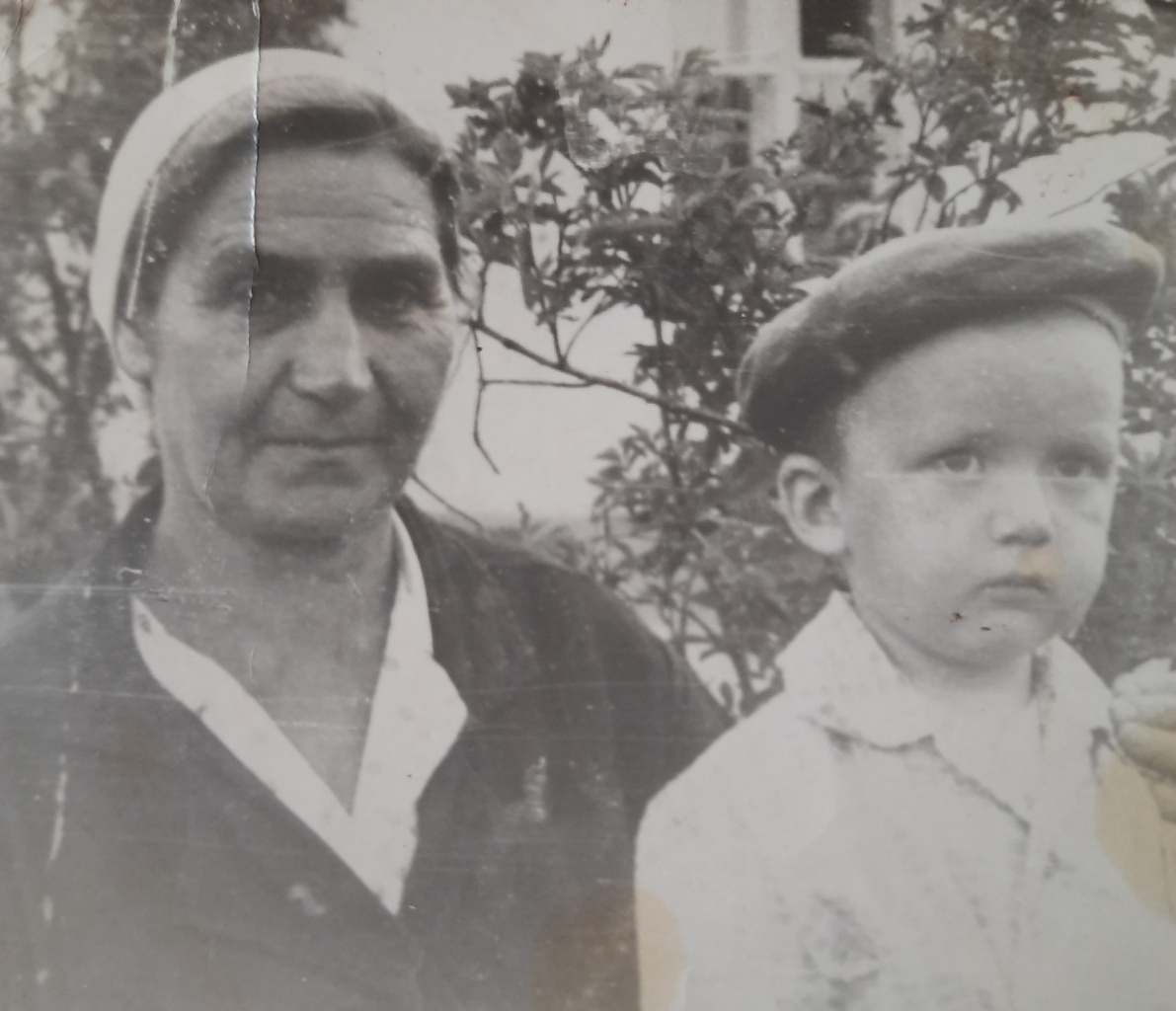 Творогова Таисия Николаевна с внуком. 1960-е годы.jpg