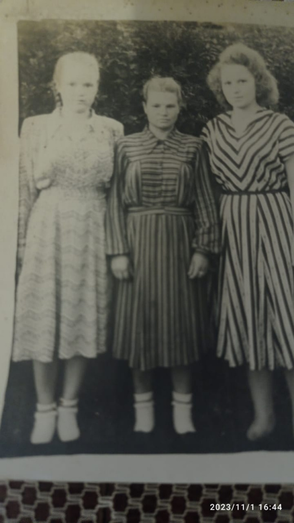 Бобкова Л.М. крайняя слева 1952 г..jpg Бобкова Л.М. крайняя слева 1952 г..jpg